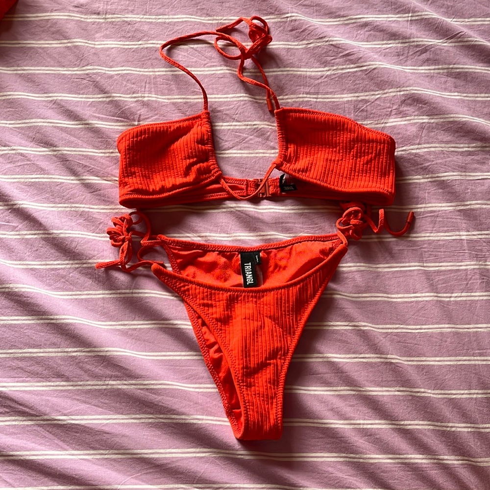 Triangl halter ribbed bikini in red